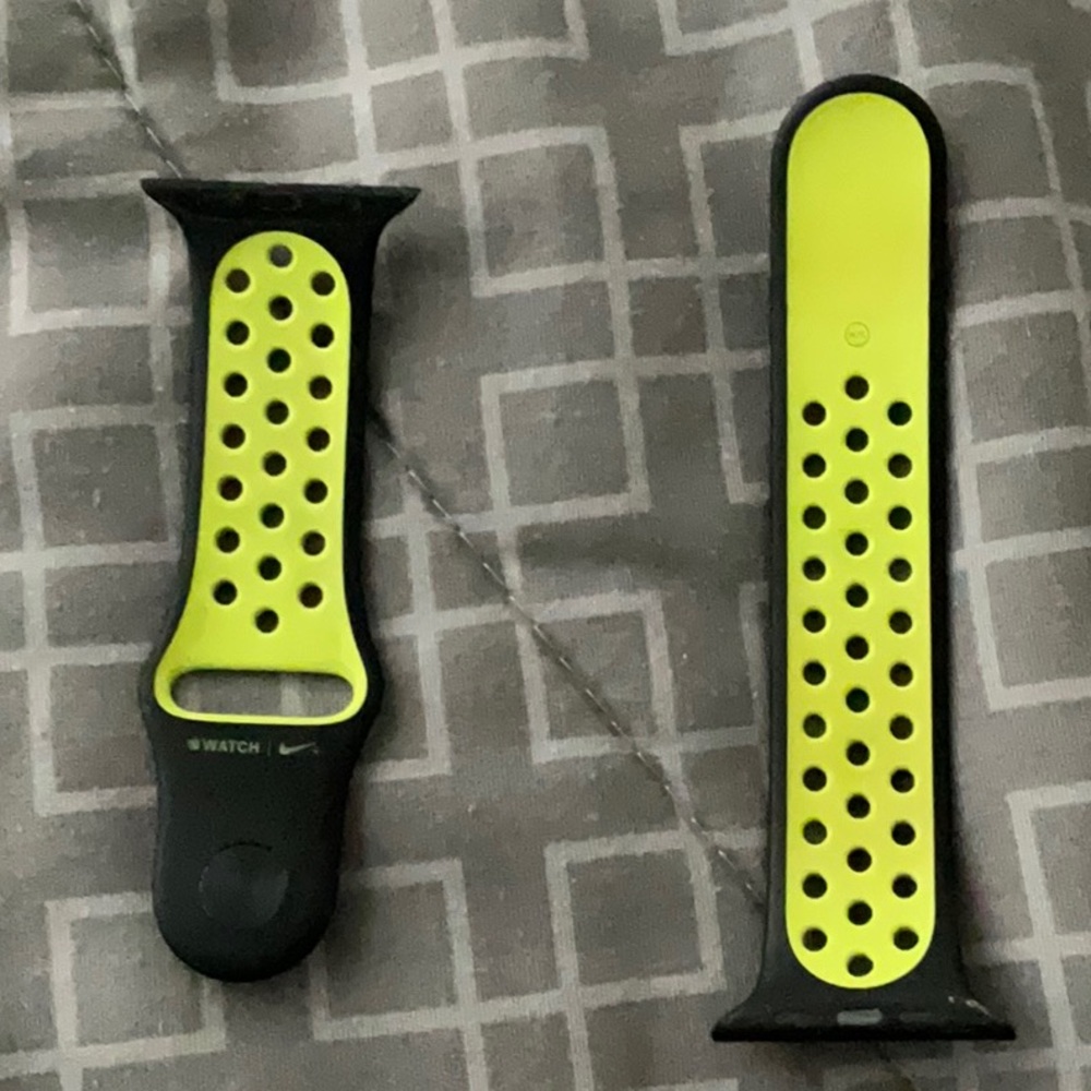 Apple Watch 42MM Nike+ Series 3 black and neon green sports band S/M - Picture 3 of 12